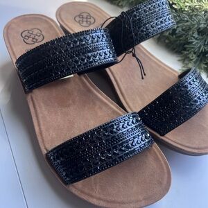 Daisy Fuentes Black Textured Sandals